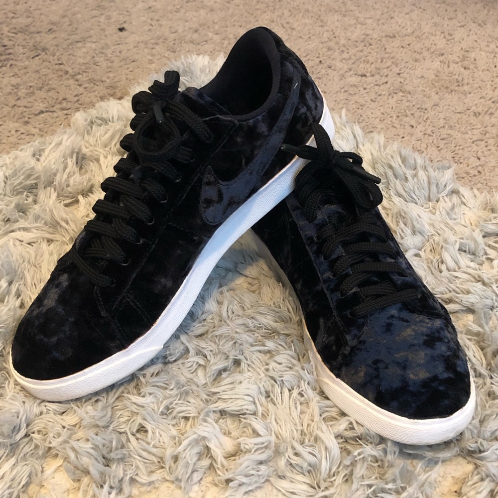 Women’s Nike blazer low velvet